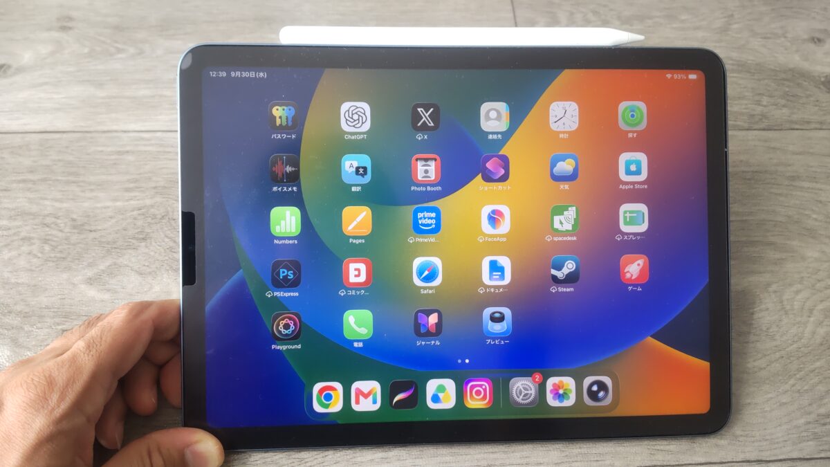 Apple Pencil 第2世代をiPad Air 第5世代の側面にマグネットで装着した様子