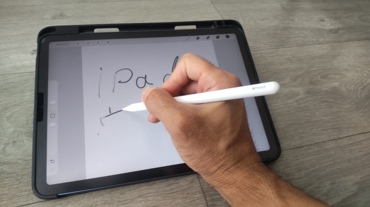 Apple Pencil 第2世代を使ってiPad Air 第5世代の画面に手書きしている様子