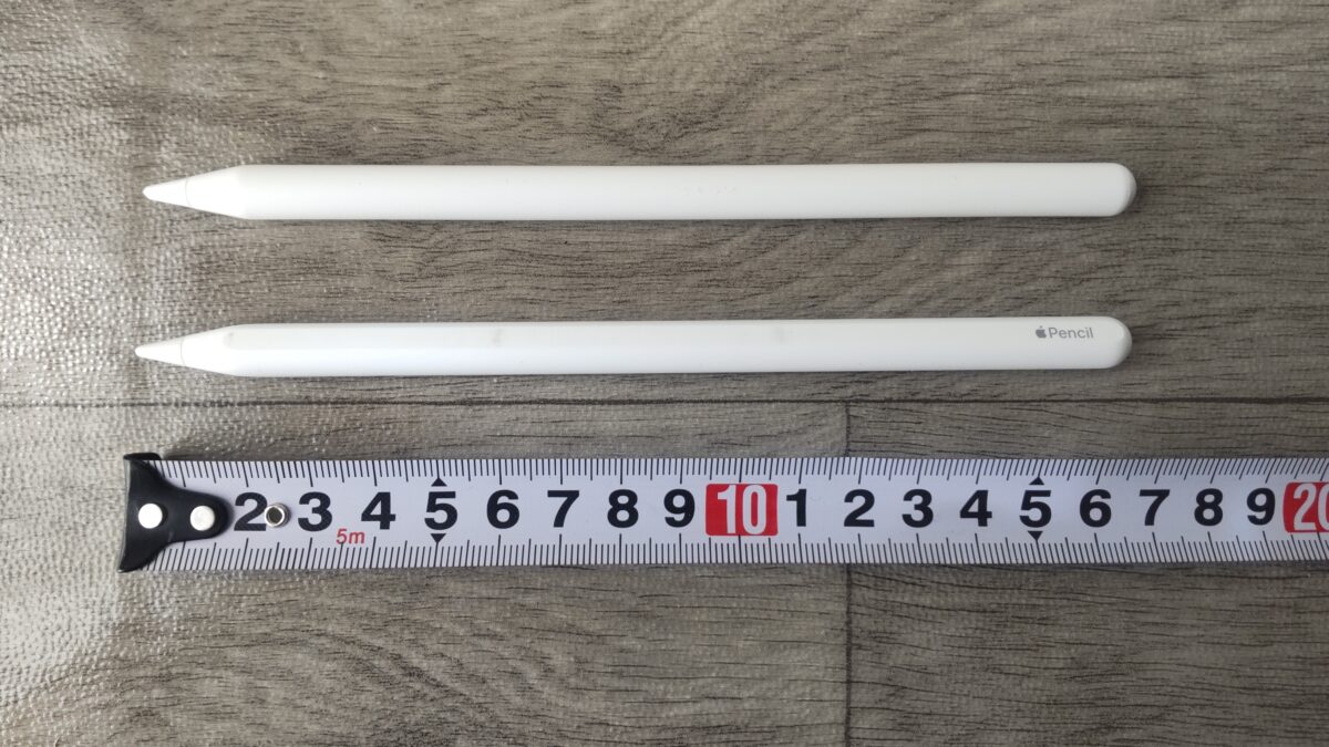 Apple Pencil 第2世代とKINGONEスタイラスペンをメジャーで長さ比較した様子