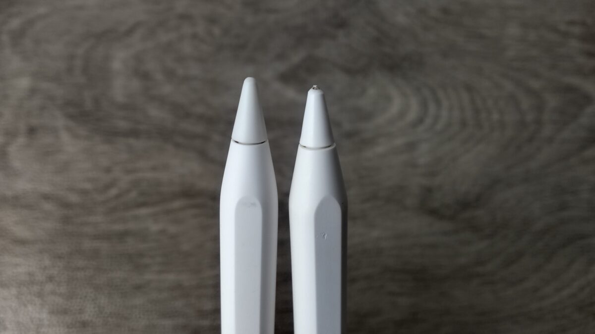 左のApple Pencil 第2世代と右のKINGONEスタイラスペンのペン先を比較した様子