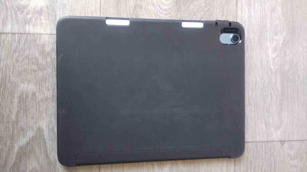 iPad Air第5世代にESRのTPUバックカバー付きケースを装着した背面の様子