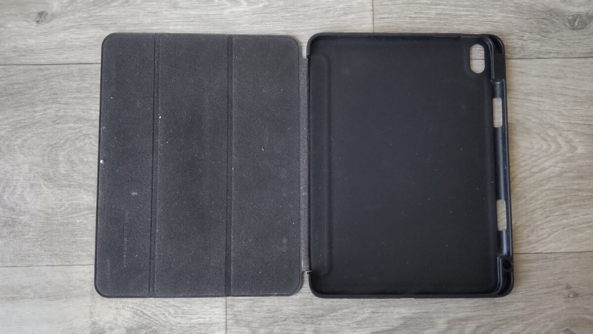 ESRのiPad Air 第5世代用TPUバックカバー付きケースの内側