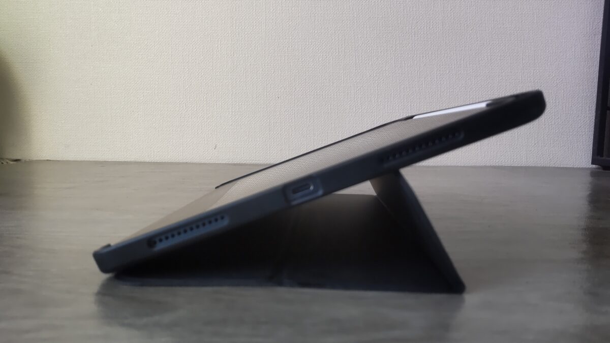 ESRケースのスタンド機能でiPad Air 第5世代を低い角度に立てた様子