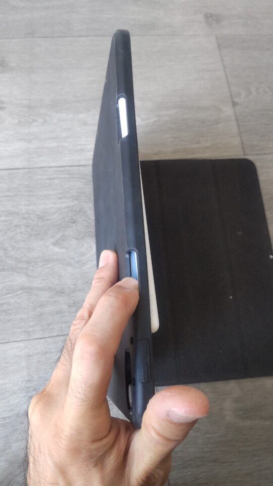 ESRのiPad Air 第5世代用ケース背面からApple Pencilを押し出して取り出している様子