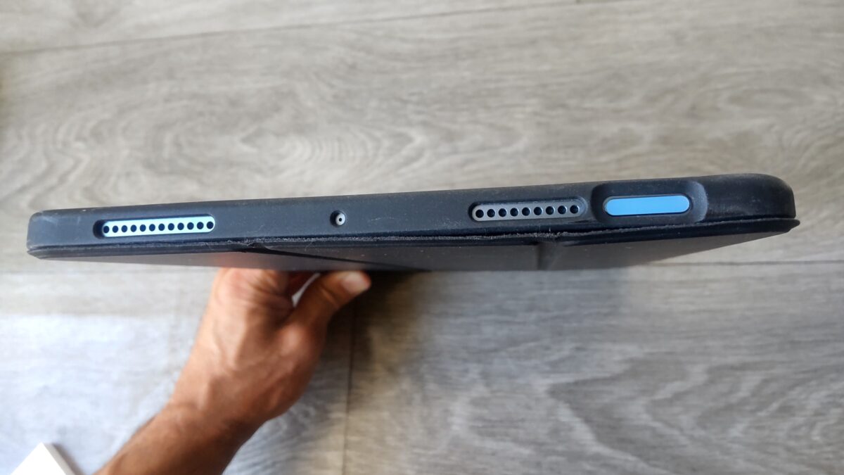ESRケース装着時のiPad Air 第5世代上部とTouch ID用トップボタン開口部