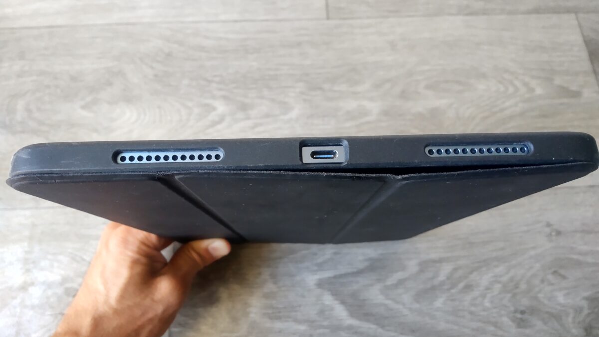 通常ケース装着時のiPad Air 第5世代USB-Cポート周辺の開口部