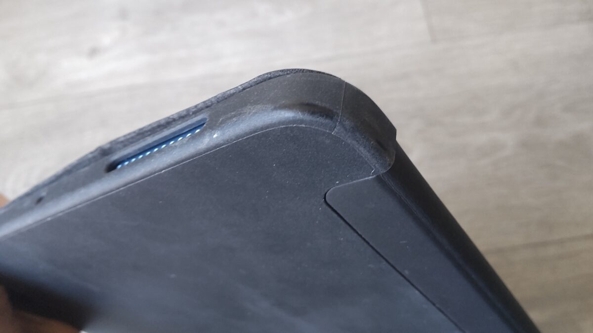iPad Air第5世代用ESRケースを3年以上使用して角部分に擦れや傷みが出た様子