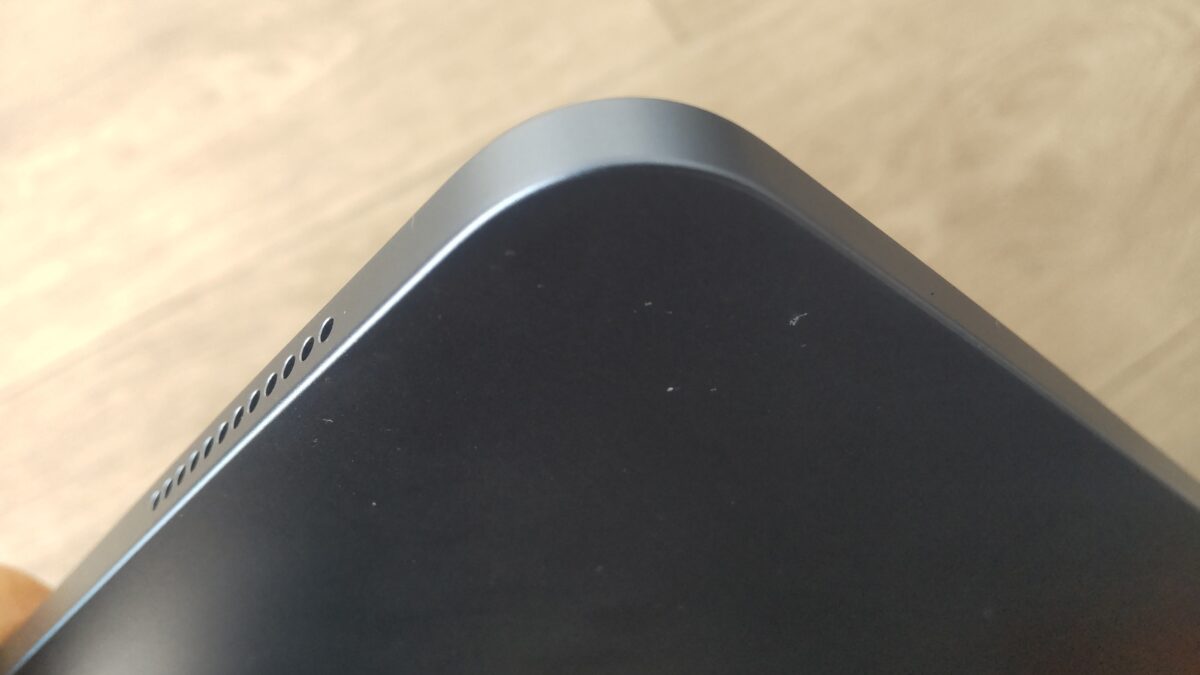 iPad Air 第5世代を約3年間使用した角部分の状態で目立つ傷はほぼない