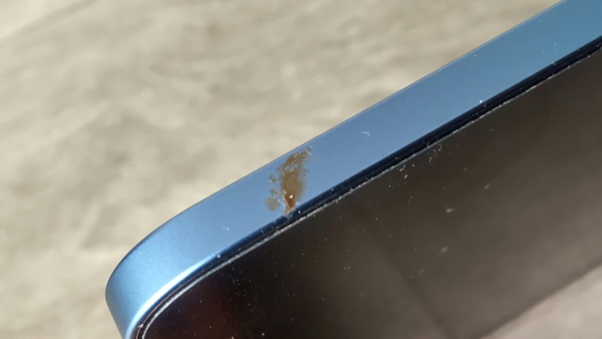 iPad Air 第5世代ブルーの側面フレームに付着した汚れ