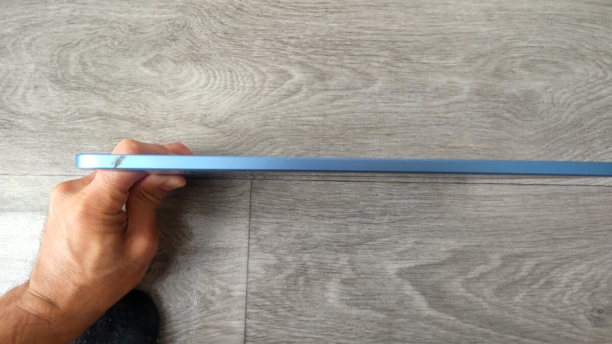 3年以上使ったiPad Air 第5世代ブルーの左側面