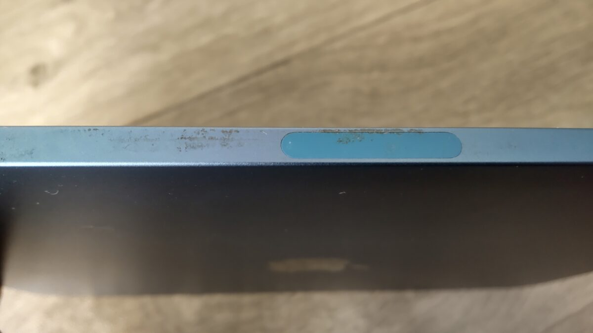 iPad Air 第5世代のApple Pencil用マグネット周辺に付いた汚れ