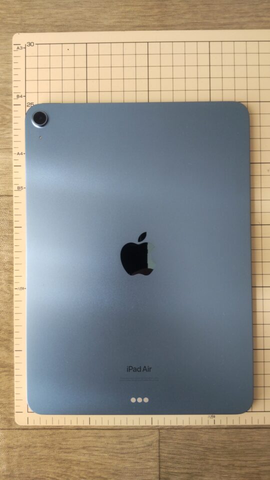 縦約25cm・横約18cmのiPad Air 第5世代ブルーを目盛り付きマットに置いた様子