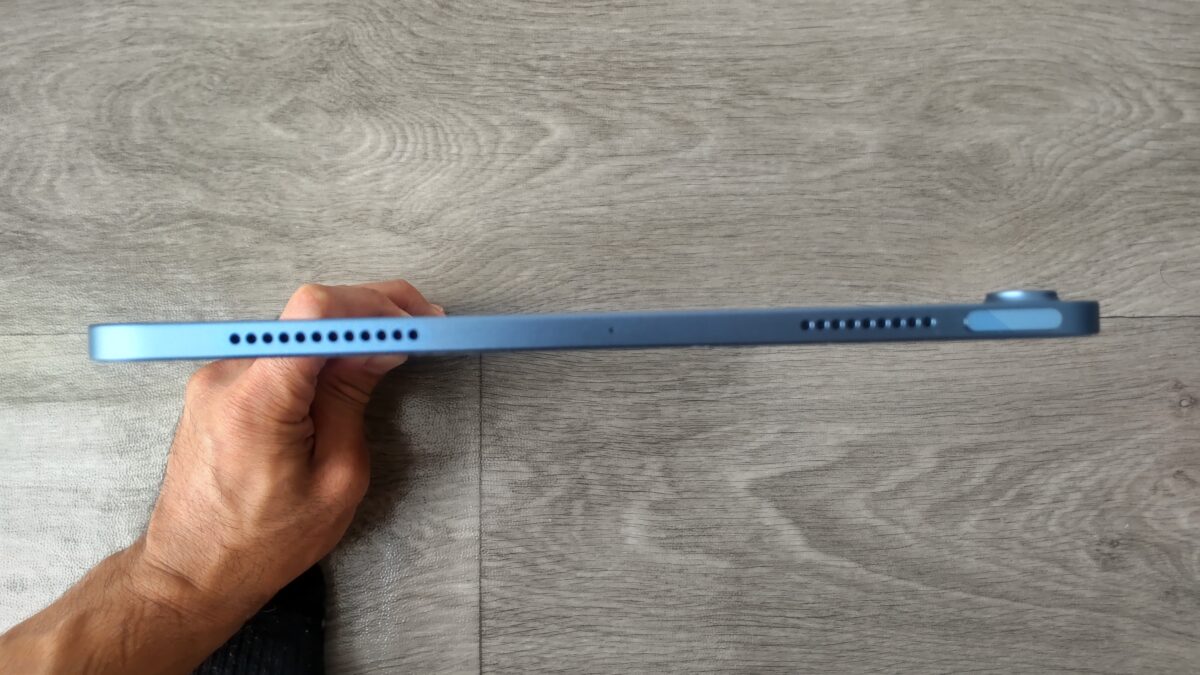 iPad Air 第5世代の上部にあるスピーカー穴とTouch ID内蔵トップボタン