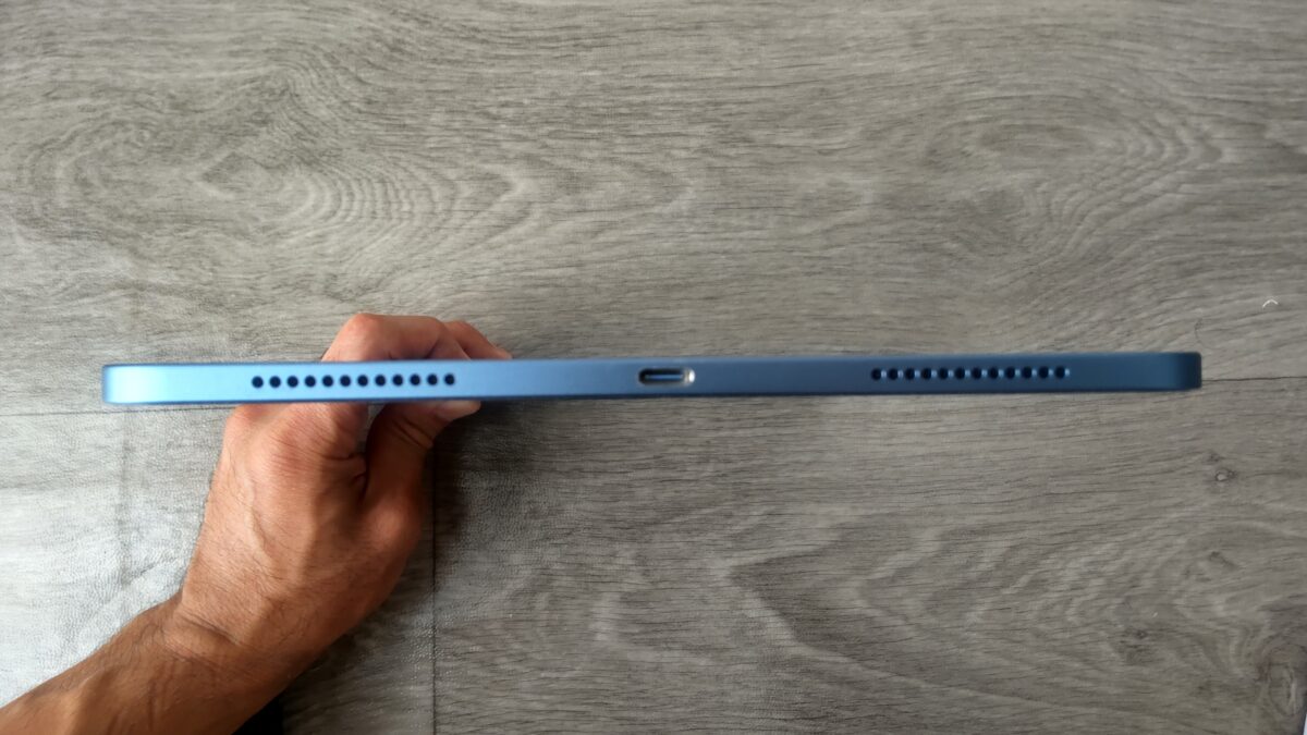 iPad Air 第5世代のUSB-Cポートと左右のスピーカー穴