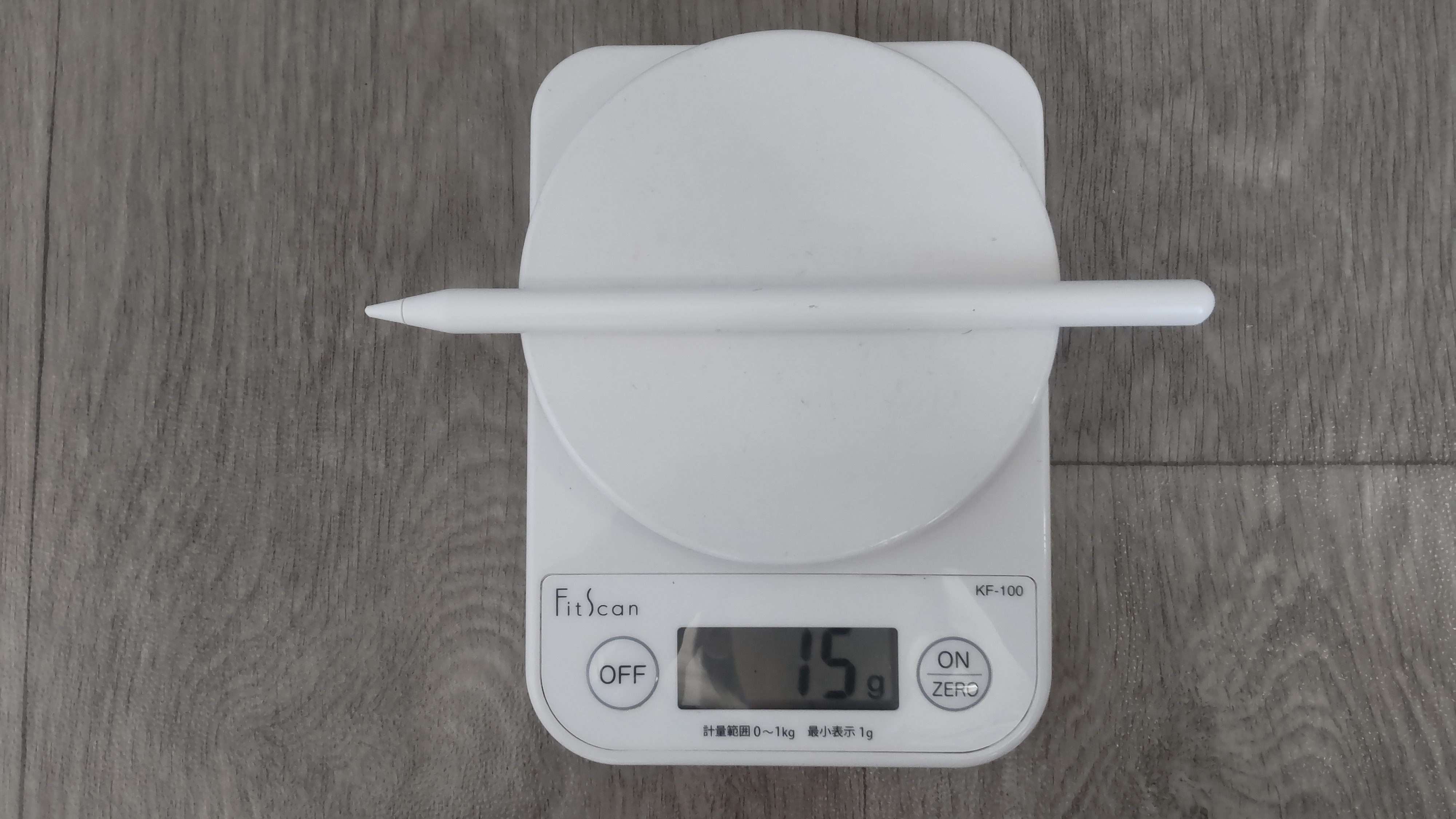 KINGONEスタイラスペンをデジタルスケールで計測して15gと表示された様子