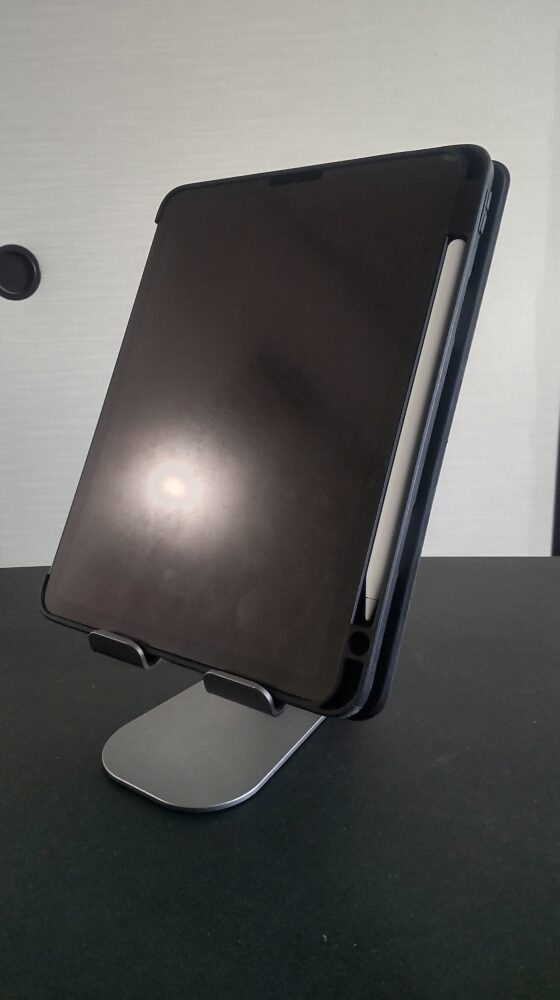 LamicallスタンドにiPad Air 第5世代を縦向きで置いた様子