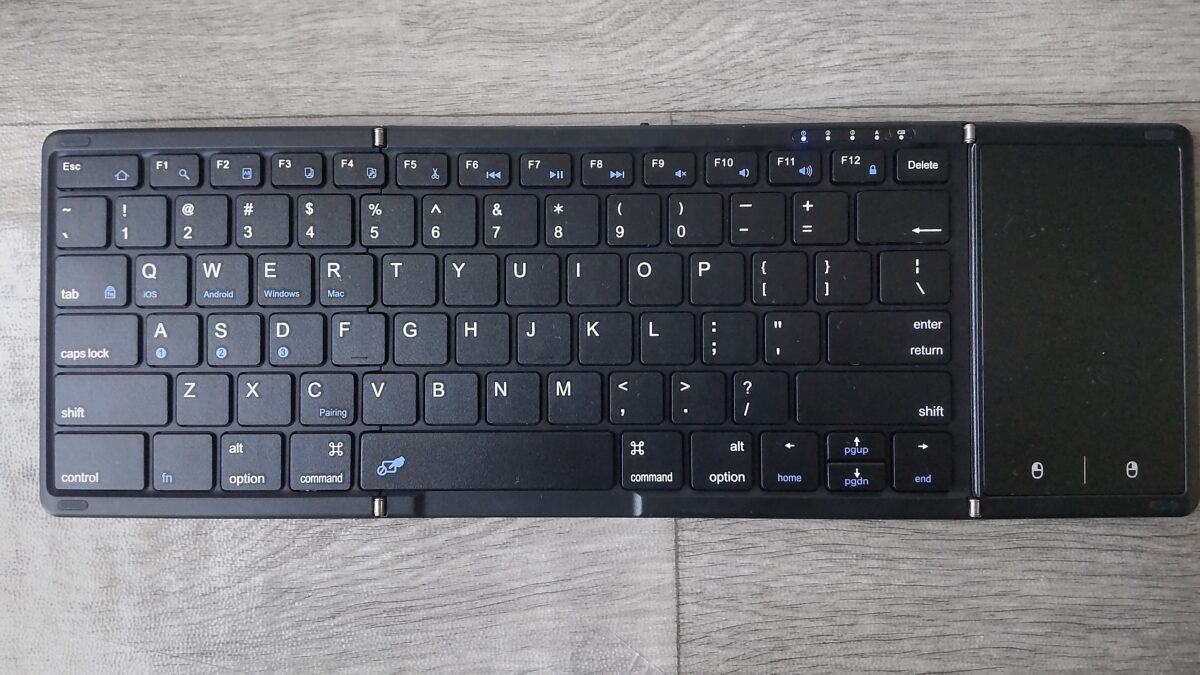 Omikamoワイヤレス折りたたみキーボードを広げた状態と右側のタッチパッド