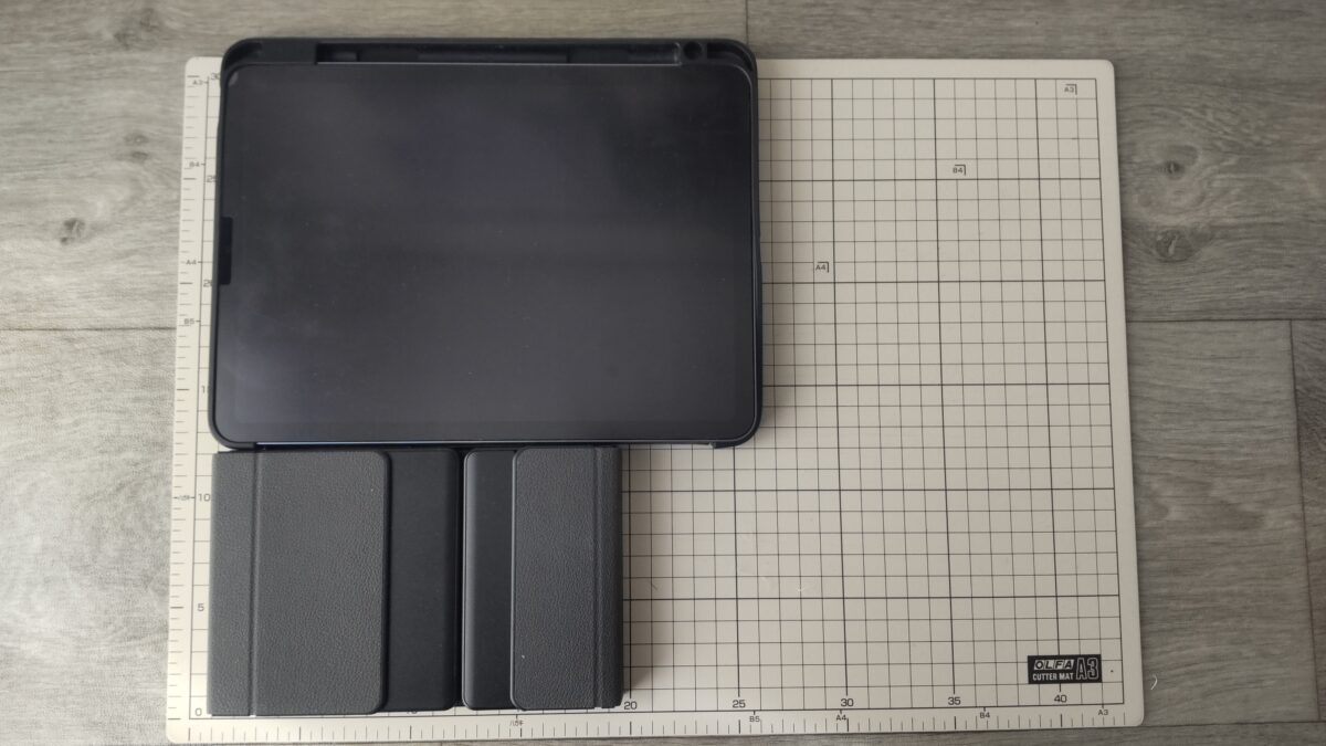 横約20cm・縦約12cmに折りたたんだOmikamoキーボードとiPad Air 第5世代のサイズ感