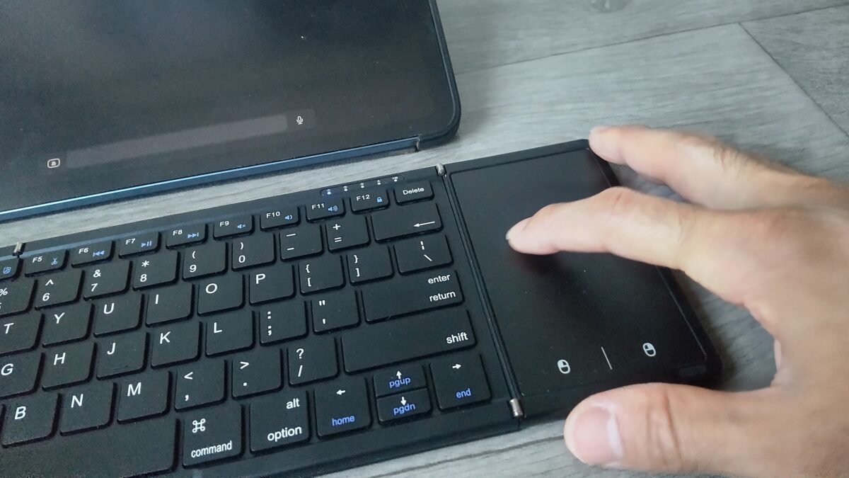Omikamoワイヤレス折りたたみキーボードのタッチパッドを指で操作している様子