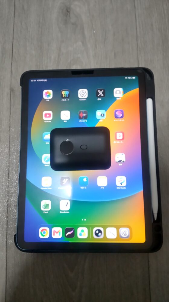 エレコムEC-C64LBKをiPad Airの画面上に置いてサイズを比較した様子