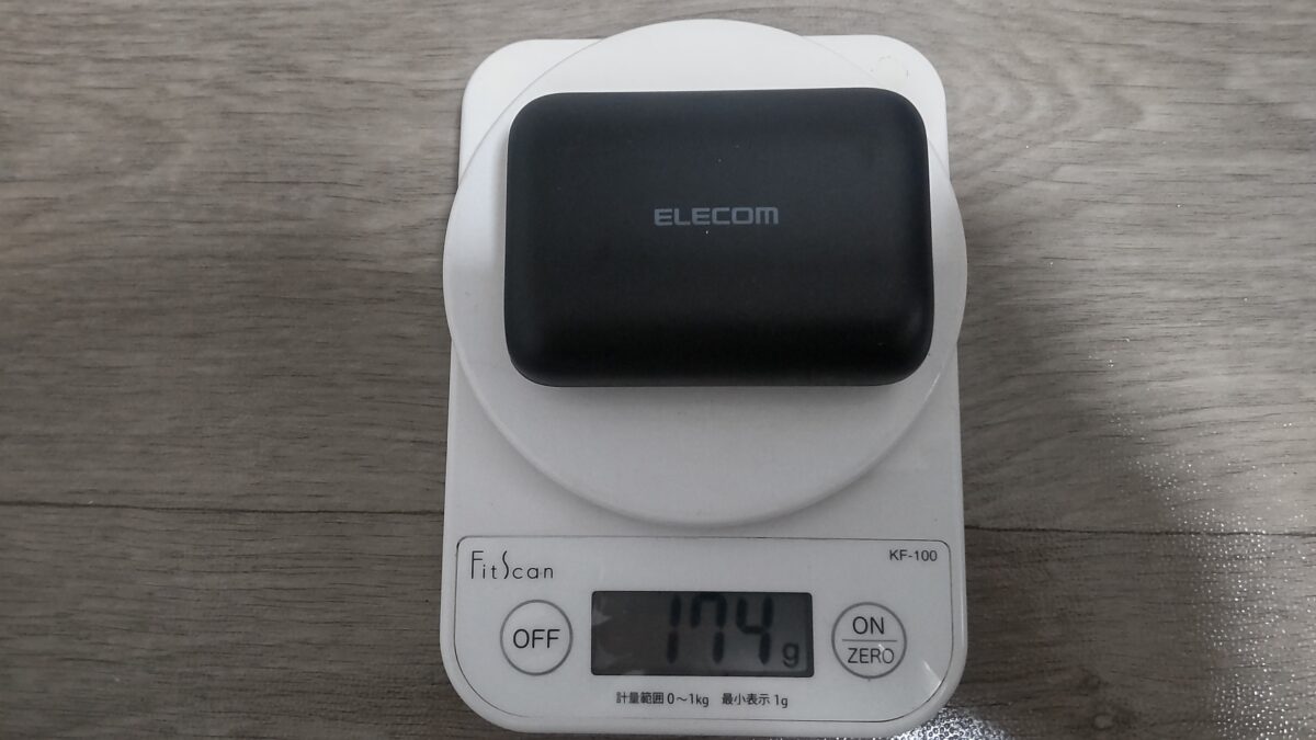 エレコムEC-C64LBKの重量を実測し174gと表示された様子
