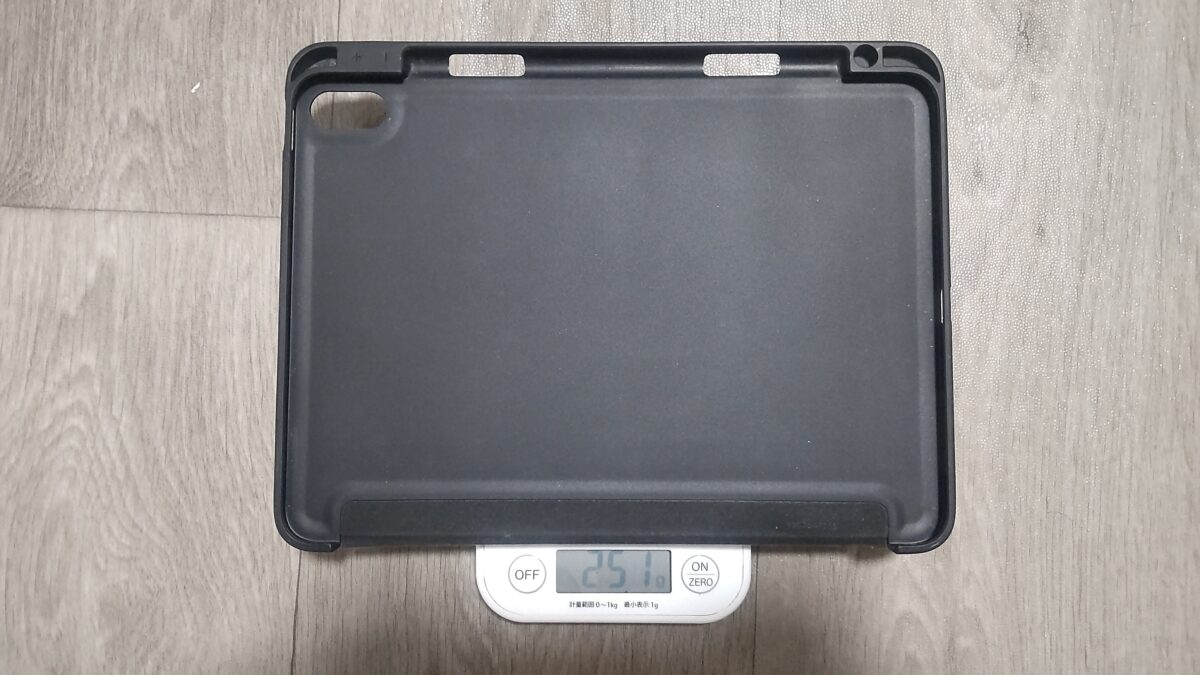 iPad Air第5世代用ESRケース単体の重量を測定して251gと表示された様子