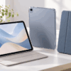 iPad Air第4・第5世代の10.9インチ用ケースを比較したイメージ。スタンド付き手帳型ケース、透明保護ケース、ペン収納付きケースを並べた様子
