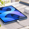iPad Air 第5世代をUSB-Cケーブルで充電し、USB-C充電器とケーブルを並べた様子