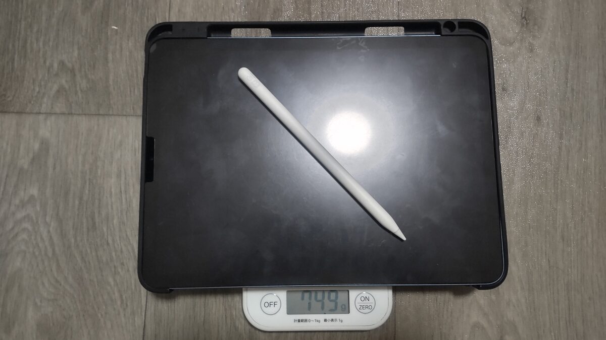 iPad Air 第5世代にESRケースとApple Pencil第2世代を装着して749gと表示された実測写真