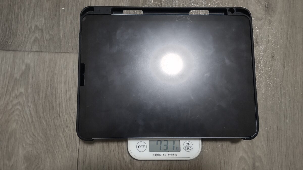 ESRケースを装着したiPad Air 第5世代の重量が731gと表示された実測写真