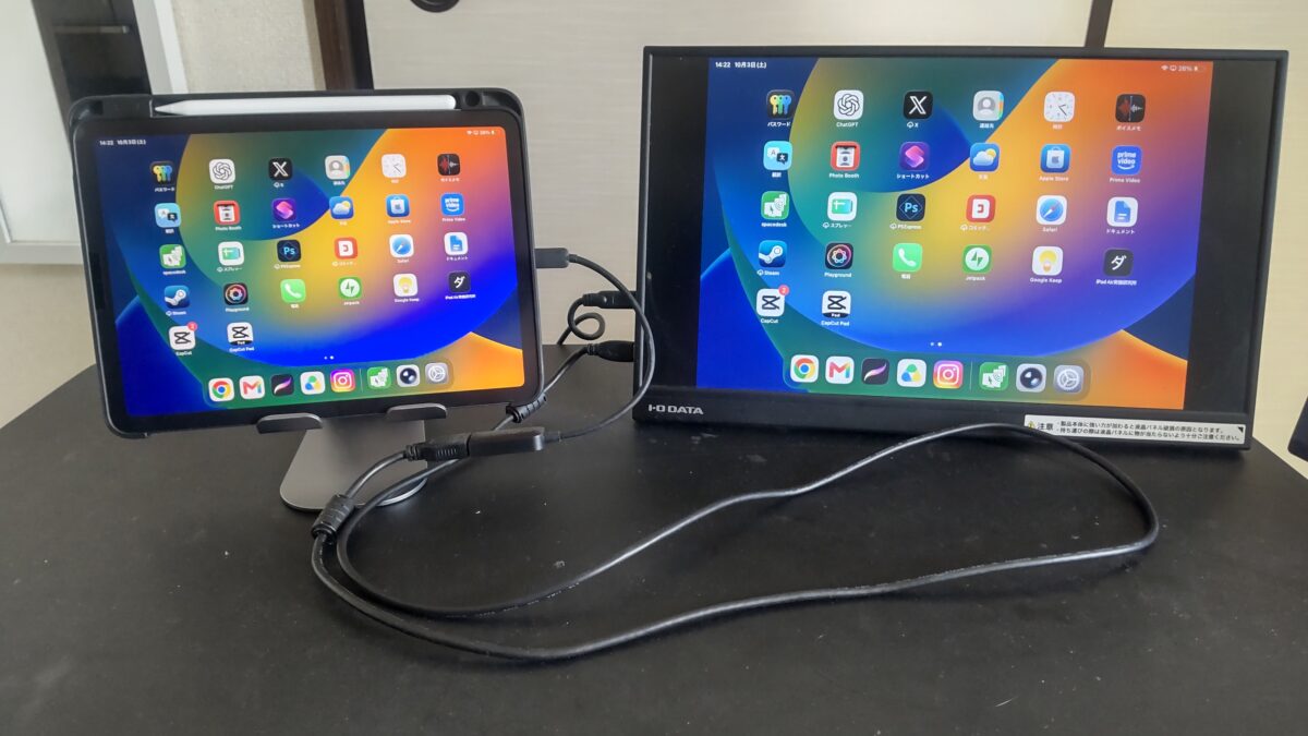 iPad Air 第5世代のホーム画面を外部モニターへミラーリングしている様子