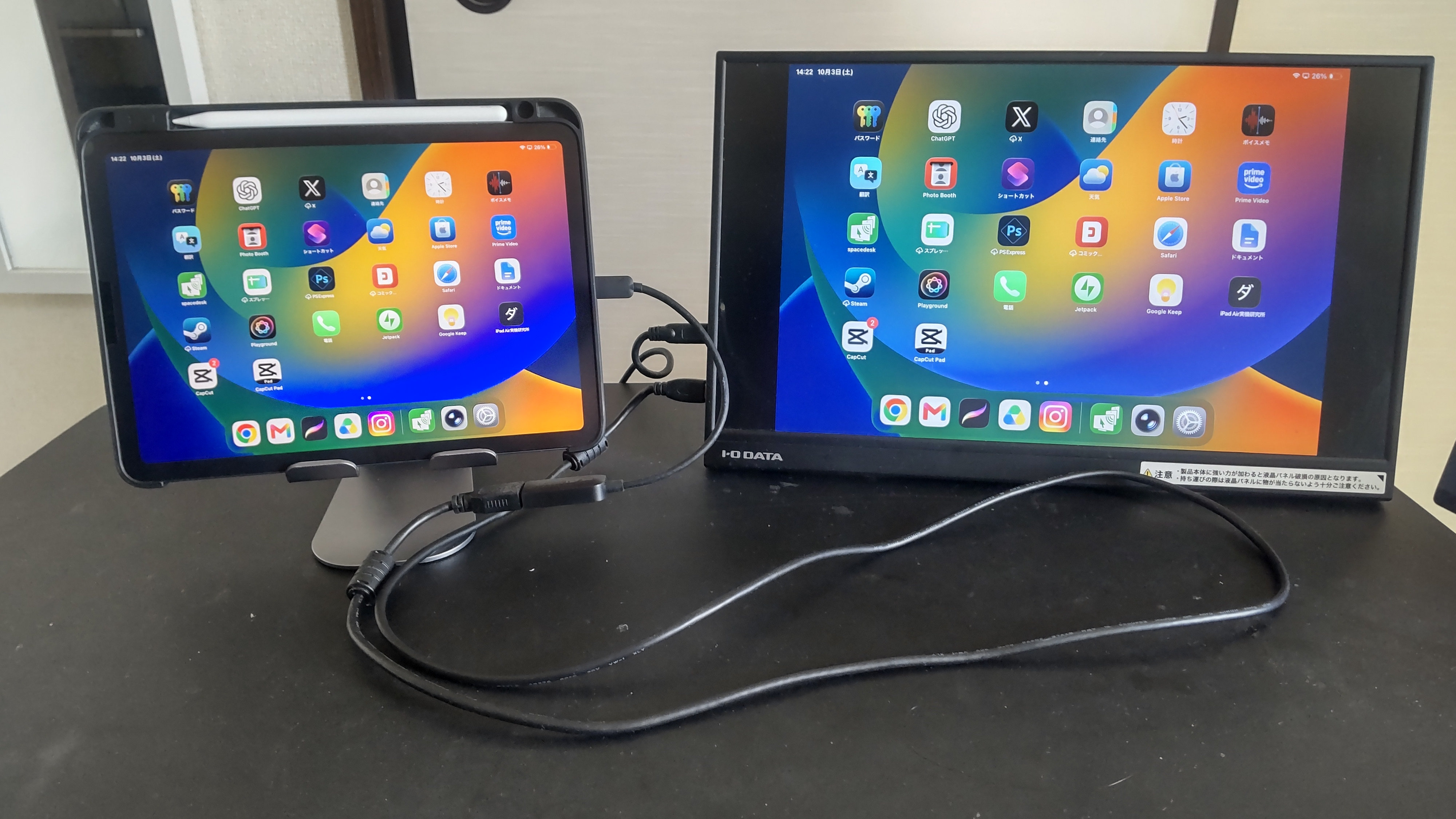 iPad Air 第5世代を外部モニターに接続し、ホーム画面をミラーリング表示している様子