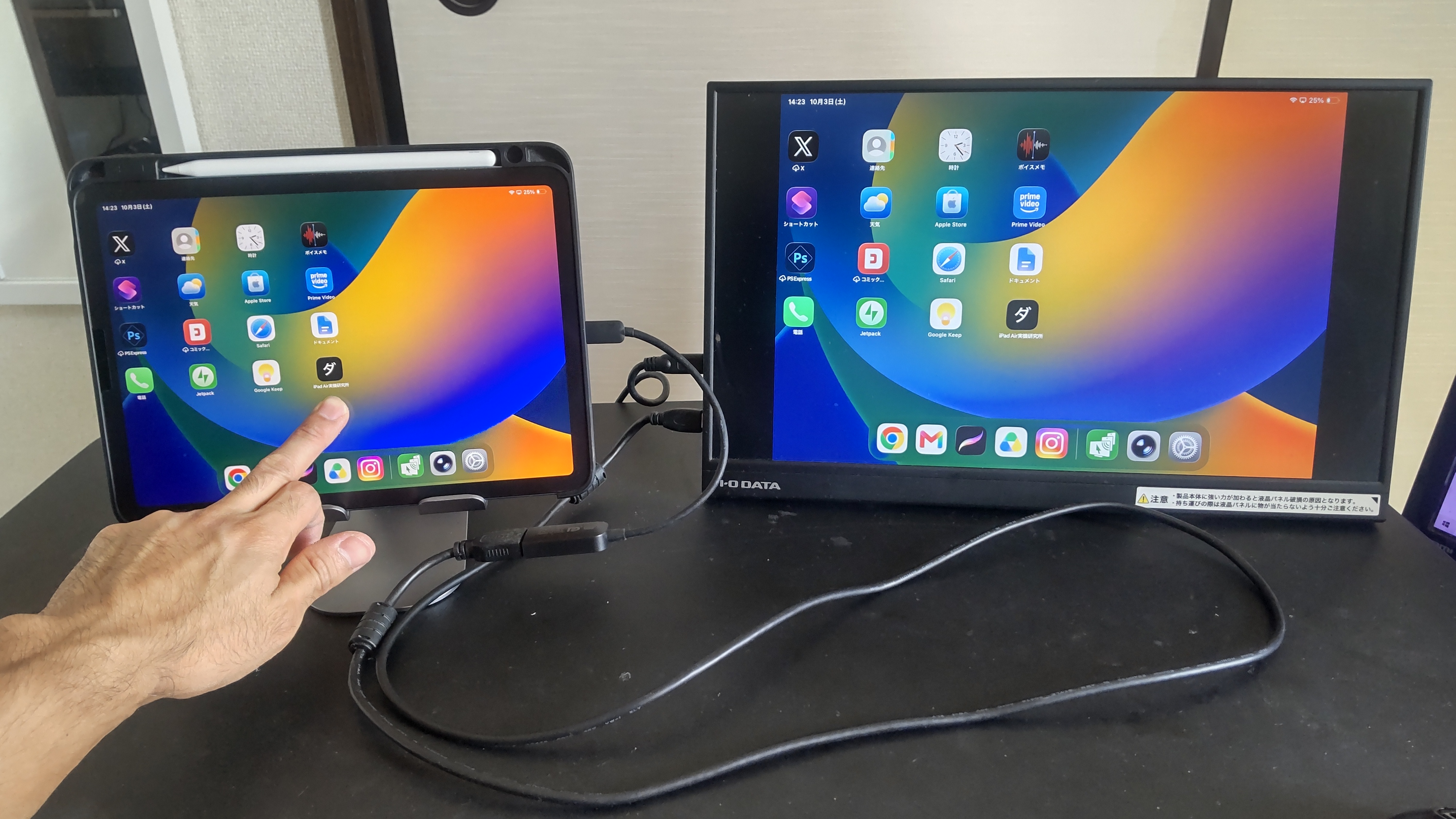 外部モニターへミラーリングしたiPad Air 第5世代の画面を指でタッチ操作している様子