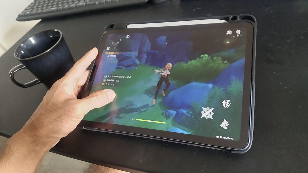 iPad Air 第5世代を横向きに持ちタッチ操作で原神をプレイしている様子