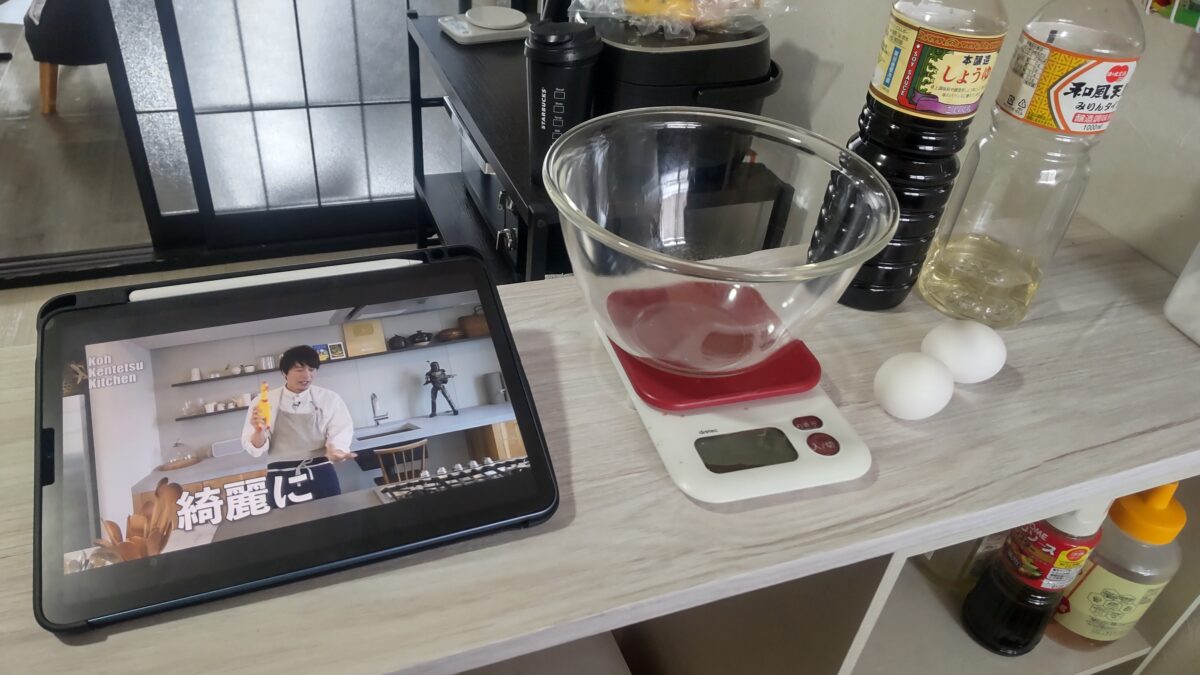 キッチンでiPad Air 第5世代の料理動画を見ながら調理している様子
