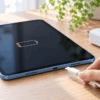 iPad Air 第5世代が充電できない状態でUSB-Cケーブルを接続しようとしている様子