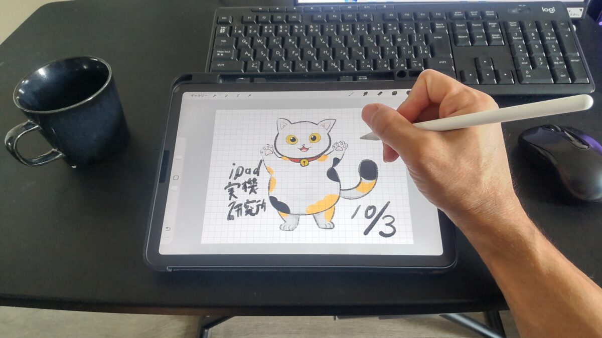 iPad Air 第5世代のProcreateでApple Pencilを使い、猫のイラストを描いている様子