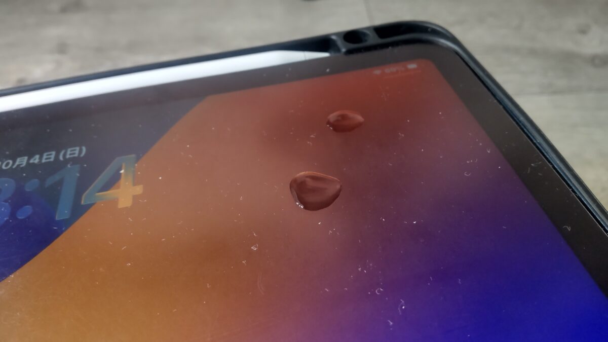iPad Air 第5世代の保護フィルム表面に水滴が付着した状態