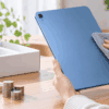 iPad Air 第5世代の買取査定前に本体をクロスで清掃している様子