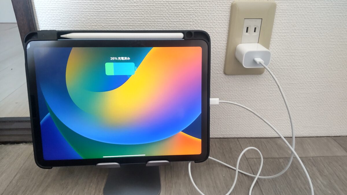 iPad Air 第5世代をUSB Type-Cケーブルでコンセントから充電している様子