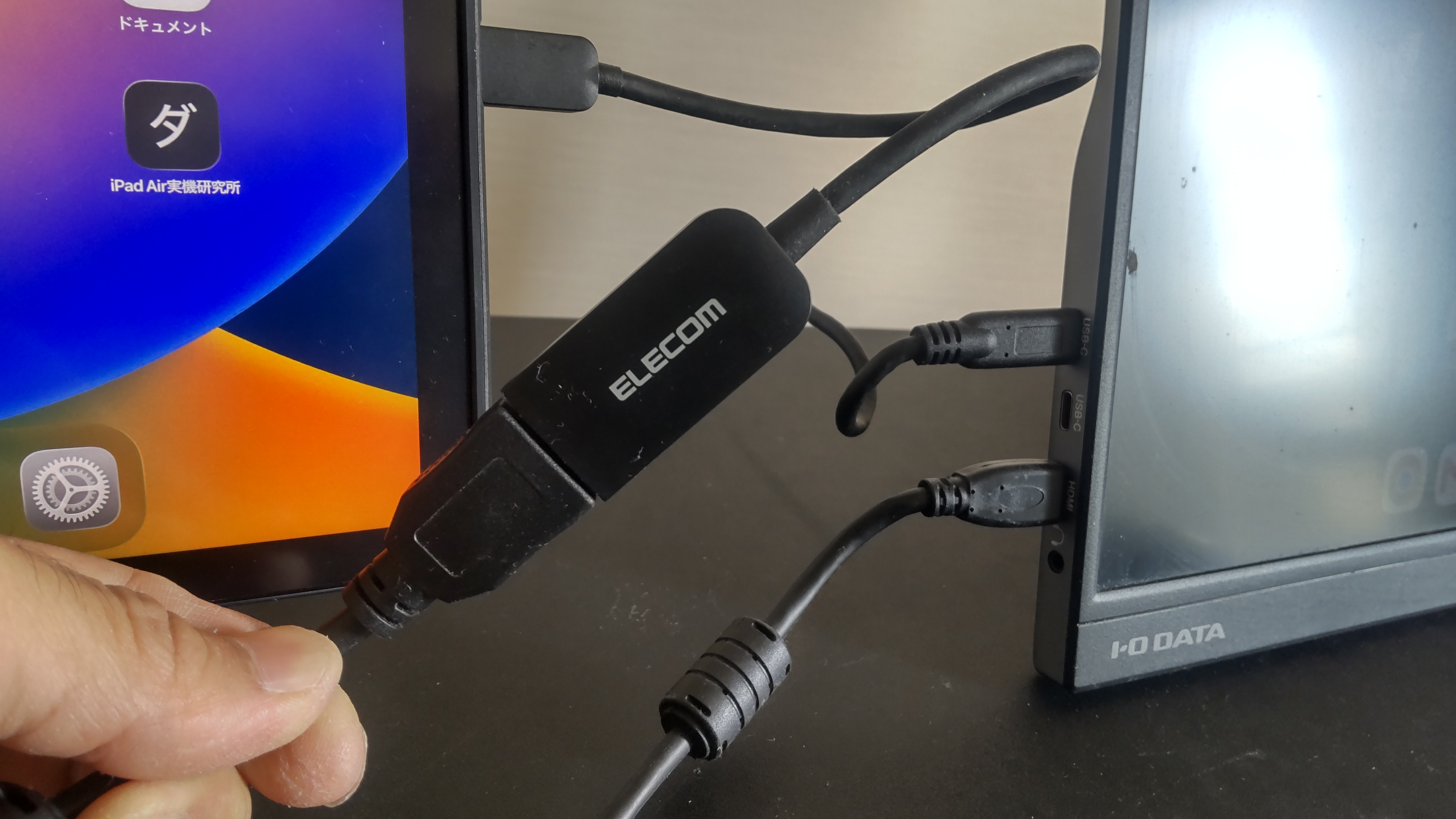 iPad Air 第5世代をUSB-C変換ケーブルとUSBハブ、HDMIケーブルを使って外部モニターへ接続している様子