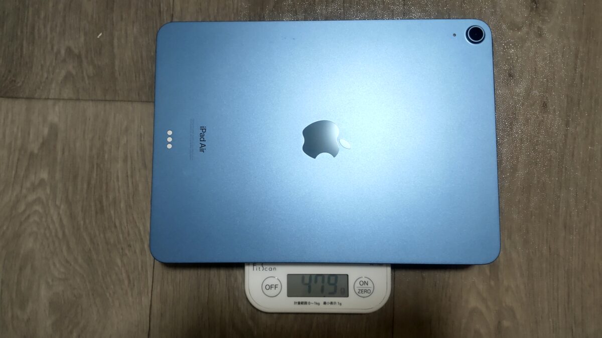 iPad Air 第5世代の本体重量をデジタルスケールで実測し479gと表示された様子