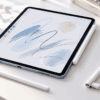 iPad AirとApple Pencilをイメージした複数のスタイラスペンを並べ、対応モデルの違いを比較する様子