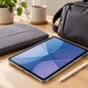 iPad Airと持ち運び用スリーブケース、バッグを並べたイメージ