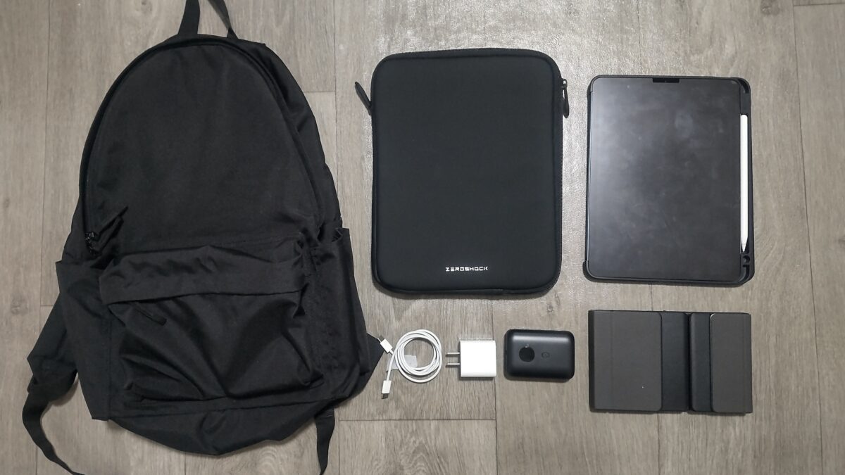 iPad AirとESRケース、ZEROSHOCKスリーブ、充電器、モバイルバッテリー、折りたたみキーボードを並べた持ち物一覧