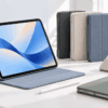 iPad Airをスタンド機能付きケースに装着し、複数のケースやカバーと比較している様子