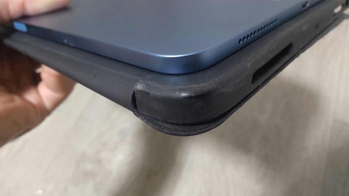 3年間使用したESRケースの角の傷みと保護されていたiPad Air本体の角
