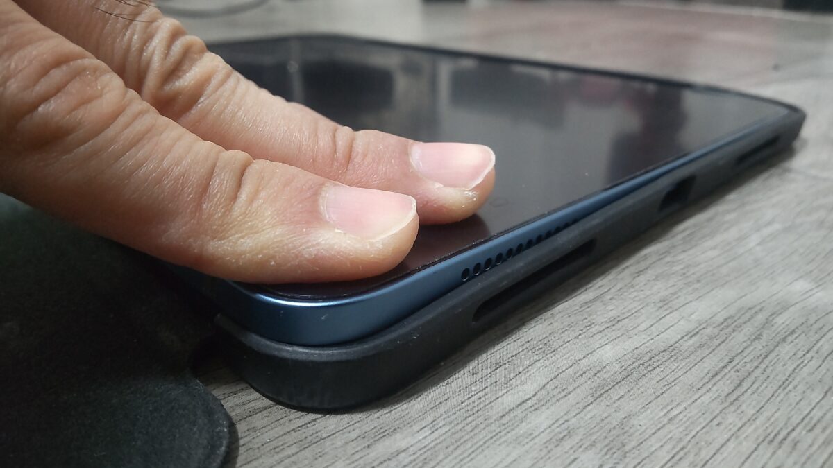 iPad Air第5世代の角をESRの柔らかいTPUケースにはめ込んでいる様子
