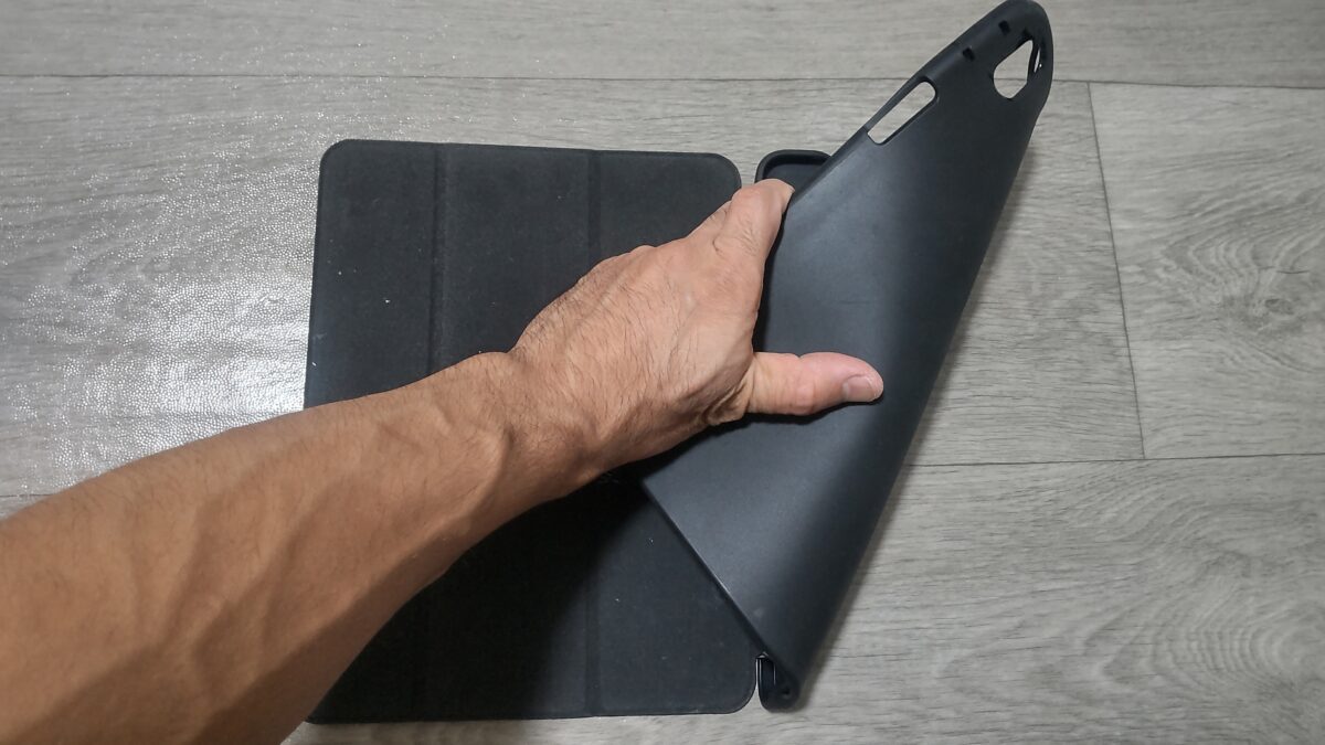 iPad Air用ESRケースのTPUバックカバーを手で曲げて柔軟性を確認している様子