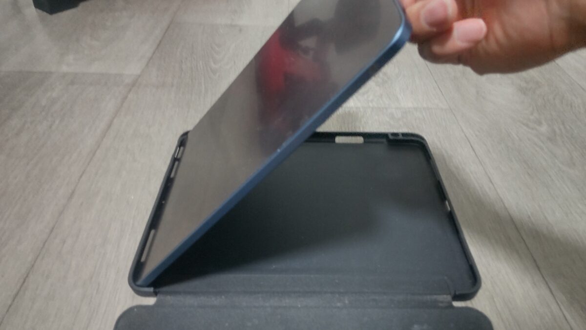 iPad AirをESRのTPUバックカバー付きケースに入れている途中の様子